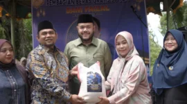 Wali Kota Padang Fadly Amran menyerahkan bantuan sebanyak 50 ton beras dari Dani Faizal kepada masyarakat Kota Padang, Sabtu (14/2/2026). (Foto: Prokopim Padang)