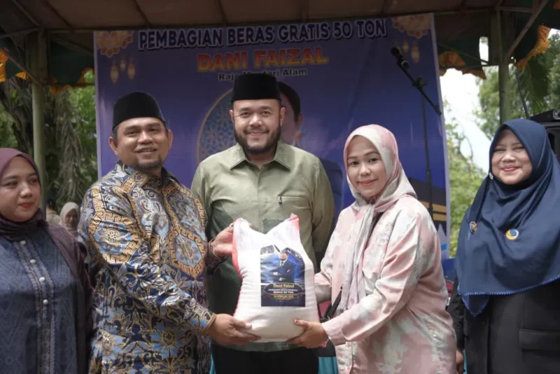 Wali Kota Padang Fadly Amran menyerahkan bantuan sebanyak 50 ton beras dari Dani Faizal kepada masyarakat Kota Padang, Sabtu (14/2/2026). (Foto: Prokopim Padang)