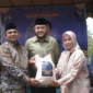 Wali Kota Padang Fadly Amran menyerahkan bantuan sebanyak 50 ton beras dari Dani Faizal kepada masyarakat Kota Padang, Sabtu (14/2/2026). (Foto: Prokopim Padang)