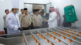 Menteri Haji dan Umrah, Moch. Irfan Yusuf saat melakukan supervisi ke dapur kawasan Safwat Al Wessam, Walyal Ahd District, Makkah. (Foto: Kemenhaj)