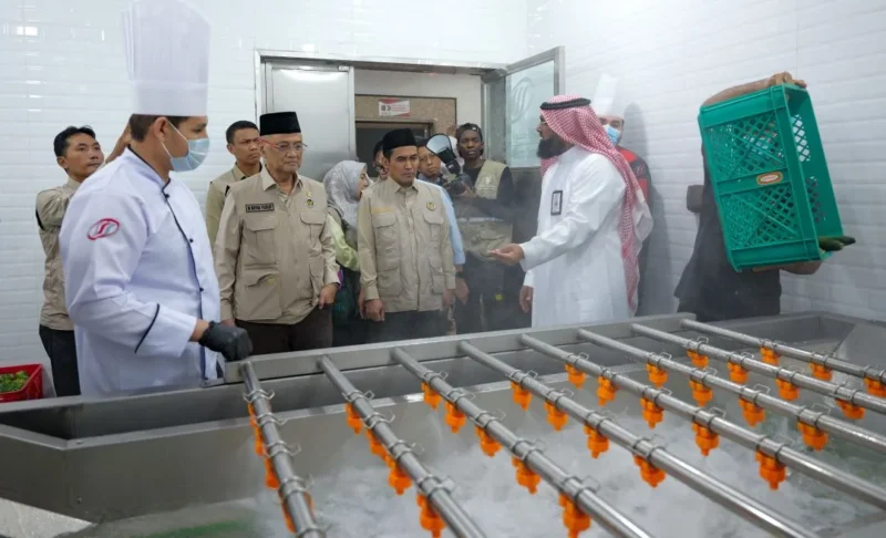 Menteri Haji dan Umrah, Moch. Irfan Yusuf saat melakukan supervisi ke dapur kawasan Safwat Al Wessam, Walyal Ahd District, Makkah. (Foto: Kemenhaj)