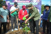 Gubernur Sumbar Mahyeldi Ansharullah melakukan penanaman simbolis satu juta pohon asuh di Kebun Percobaan Fakultas Pertanian Unand, Limau Manis, Padang, Sabtu (7/2/2026). (Foto: ADPSB)