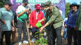Gubernur Sumbar Mahyeldi Ansharullah melakukan penanaman simbolis satu juta pohon asuh di Kebun Percobaan Fakultas Pertanian Unand, Limau Manis, Padang, Sabtu (7/2/2026). (Foto: ADPSB)