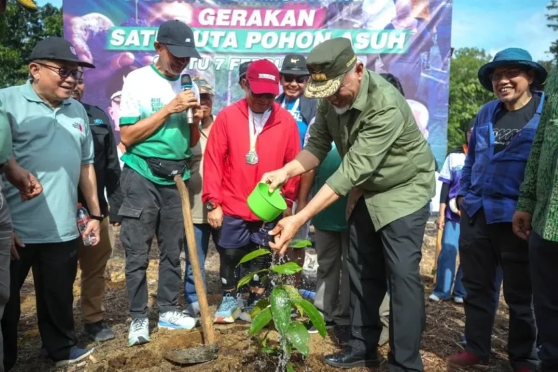 Gubernur Sumbar Mahyeldi Ansharullah melakukan penanaman simbolis satu juta pohon asuh di Kebun Percobaan Fakultas Pertanian Unand, Limau Manis, Padang, Sabtu (7/2/2026). (Foto: ADPSB)