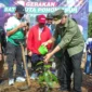 Gubernur Sumbar Mahyeldi Ansharullah melakukan penanaman simbolis satu juta pohon asuh di Kebun Percobaan Fakultas Pertanian Unand, Limau Manis, Padang, Sabtu (7/2/2026). (Foto: ADPSB)