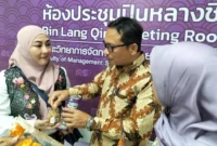 Ketua Dekranasda Padang Panjang, Maria Feronika Hendri saat Festival Melayu Day Yala ke-11 Tahun 2026 di Provinsi Yala, Thailand. (Foto: Kominfo Padang Panjang)