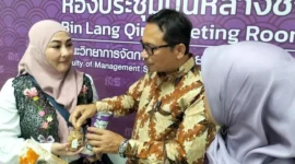Ketua Dekranasda Padang Panjang, Maria Feronika Hendri saat Festival Melayu Day Yala ke-11 Tahun 2026 di Provinsi Yala, Thailand. (Foto: Kominfo Padang Panjang)