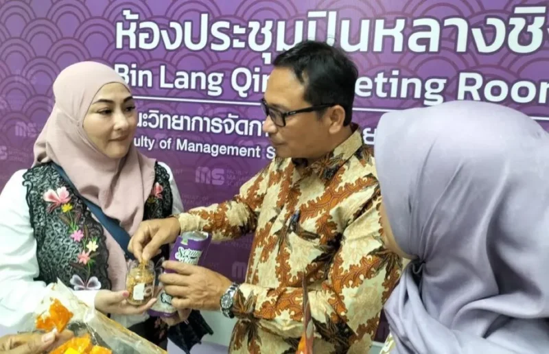 Ketua Dekranasda Padang Panjang, Maria Feronika Hendri saat Festival Melayu Day Yala ke-11 Tahun 2026 di Provinsi Yala, Thailand. (Foto: Kominfo Padang Panjang)