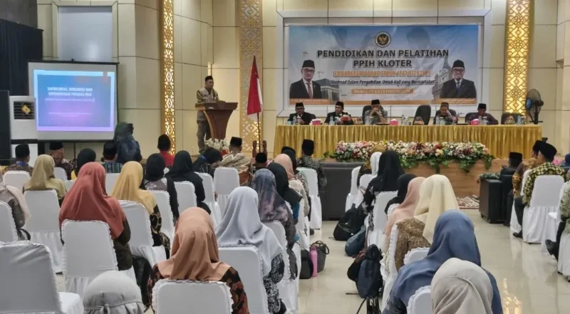 Direktur Jenderal Pengendalian Penyelenggaraan Haji dan Umrah Kemenhaj, Harun Al Rasyid memberikan arahan pada Diklat PPIH Kloter Embarkasi Padang 1447 H/2026 M, Kamis (5/2/2026). (Foto: Kemenhaj)
