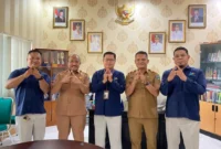 Kepala BPS Pessel, Hendro Seprita Deza (tengah) bersama Kadis Kominfo Pessel, Wendi di ruang kerja Kadis Kominfo. (Dok Kominfo)