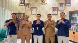 Kepala BPS Pessel, Hendro Seprita Deza (tengah) bersama Kadis Kominfo Pessel, Wendi di ruang kerja Kadis Kominfo. (Dok Kominfo)