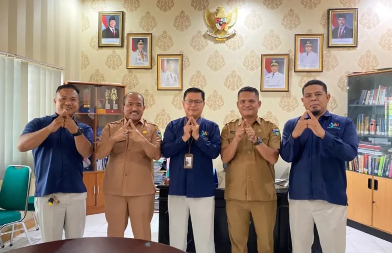 Kepala BPS Pessel, Hendro Seprita Deza (tengah) bersama Kadis Kominfo Pessel, Wendi di ruang kerja Kadis Kominfo. (Dok Kominfo)