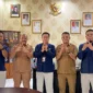 Kepala BPS Pessel, Hendro Seprita Deza (tengah) bersama Kadis Kominfo Pessel, Wendi di ruang kerja Kadis Kominfo. (Dok Kominfo)