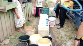 Pemkab Dharmasraya menyalurkan 16 tangki air bersih per hari ke wilayah yang paling terdampak kekeringan. (Foto: Pemkab Dharmasraya)