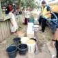 Pemkab Dharmasraya menyalurkan 16 tangki air bersih per hari ke wilayah yang paling terdampak kekeringan. (Foto: Pemkab Dharmasraya)