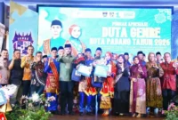 Wali Kota Padang Fadly Amran bersama The Winner Duta GenRe 2026 pada puncak Apresiasi Duta GenRe di Gedung Bagindo Aziz Chan Youth Center, Sabtu (14/2/2026). (Foto: Prokopim Padang)