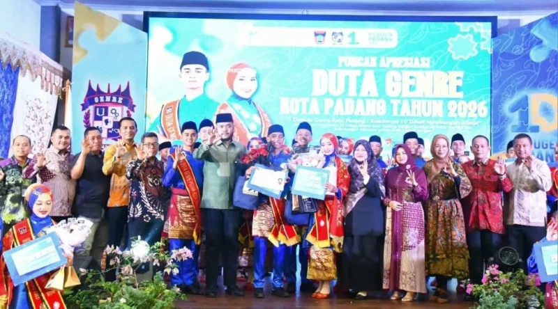 Wali Kota Padang Fadly Amran bersama The Winner Duta GenRe 2026 pada puncak Apresiasi Duta GenRe di Gedung Bagindo Aziz Chan Youth Center, Sabtu (14/2/2026). (Foto: Prokopim Padang)