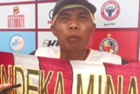Edison, suporter PSP Padang puluhan tahun setia memberi dukungan langsung di stadion. (Foto: Diskominfo Padang)