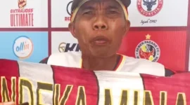 Edison, suporter PSP Padang puluhan tahun setia memberi dukungan langsung di stadion. (Foto: Diskominfo Padang)