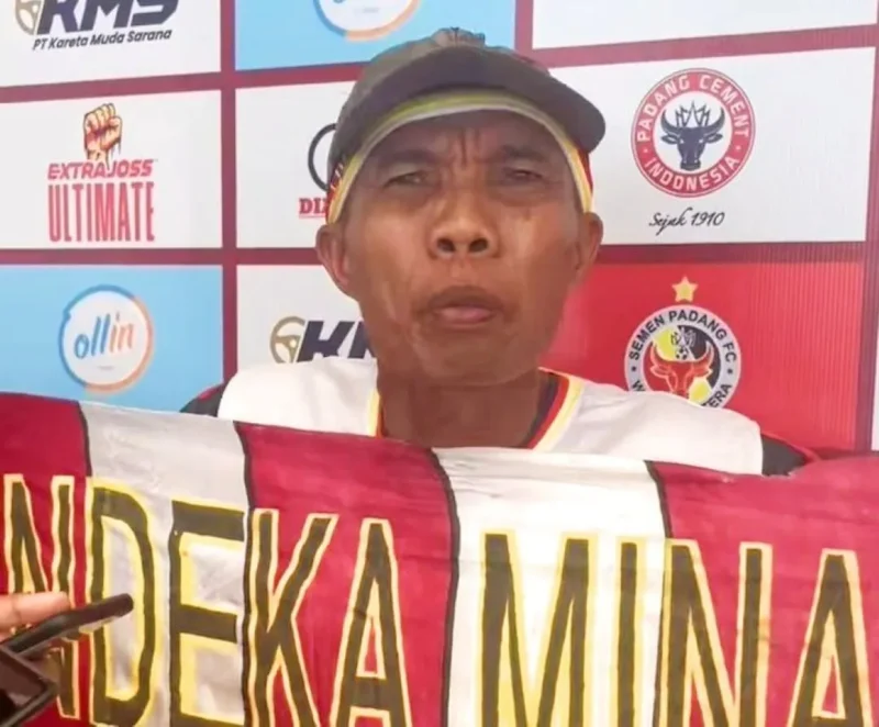Edison, suporter PSP Padang puluhan tahun setia memberi dukungan langsung di stadion. (Foto: Diskominfo Padang)