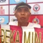 Edison, suporter PSP Padang puluhan tahun setia memberi dukungan langsung di stadion. (Foto: Diskominfo Padang)