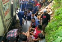 Petugas Damkar Padang mengevakuasi warga yang tertimpa mobil box di Jalan Padang–Painan, Kelurahan Labuhan Tarok, Kecamatan Bungus Teluk Kabung, Kota Padang, Selasa pagi (3/2/2026). (Foto: Dinas Damkar Padang)