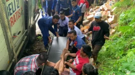 Petugas Damkar Padang mengevakuasi warga yang tertimpa mobil box di Jalan Padang–Painan, Kelurahan Labuhan Tarok, Kecamatan Bungus Teluk Kabung, Kota Padang, Selasa pagi (3/2/2026). (Foto: Dinas Damkar Padang)