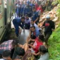 Petugas Damkar Padang mengevakuasi warga yang tertimpa mobil box di Jalan Padang–Painan, Kelurahan Labuhan Tarok, Kecamatan Bungus Teluk Kabung, Kota Padang, Selasa pagi (3/2/2026). (Foto: Dinas Damkar Padang)
