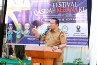 Wali Kota Pariaman, Yota Balad, membuka Festival Qasidah Rebana Klasik tingkat SD/MI se-Kota Pariaman di Halaman Kantor Camat Pariaman Selatan, Selasa (10/2/2026). (Foto: Kominfo Pariaman)