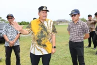 Wali Kota Pariaman, Yota Balad meninjau progres pembangunan jogging track di GOR Rawang, Kamis (12/2). (Foto: Kominfo Kota Pariaman)