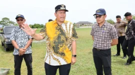 Wali Kota Pariaman, Yota Balad meninjau progres pembangunan jogging track di GOR Rawang, Kamis (12/2). (Foto: Kominfo Kota Pariaman)