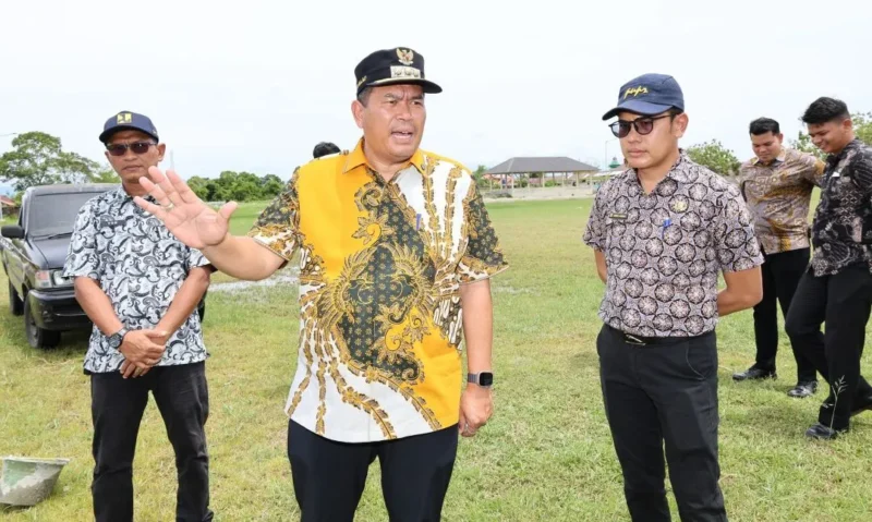 Wali Kota Pariaman, Yota Balad meninjau progres pembangunan jogging track di GOR Rawang, Kamis (12/2). (Foto: Kominfo Kota Pariaman)