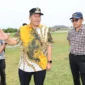 Wali Kota Pariaman, Yota Balad meninjau progres pembangunan jogging track di GOR Rawang, Kamis (12/2). (Foto: Kominfo Kota Pariaman)