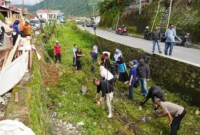 Pemko Padang Panjang bersama Forkopimda menggelar gotong royong massal di sepanjang rel kereta api, mulai dari Simpang Kebun Sikolos hingga Simpang Tanah Pak Lambik, Senin (15/2/2026). (Foto: Kominfo Padang Panjang)