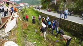Pemko Padang Panjang bersama Forkopimda menggelar gotong royong massal di sepanjang rel kereta api, mulai dari Simpang Kebun Sikolos hingga Simpang Tanah Pak Lambik, Senin (15/2/2026). (Foto: Kominfo Padang Panjang)