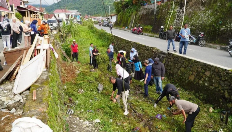 Pemko Padang Panjang bersama Forkopimda menggelar gotong royong massal di sepanjang rel kereta api, mulai dari Simpang Kebun Sikolos hingga Simpang Tanah Pak Lambik, Senin (15/2/2026). (Foto: Kominfo Padang Panjang)