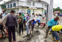 Warga Jorong Baruah Bukik, Nagari Andaleh, Kabupaten Tanah Datar, bergotong royong membangun halaman dan lahan parkir Masjid Nurul Falah, Senin (16/2/2026). (Foto: Prokopim Tanah Datar)