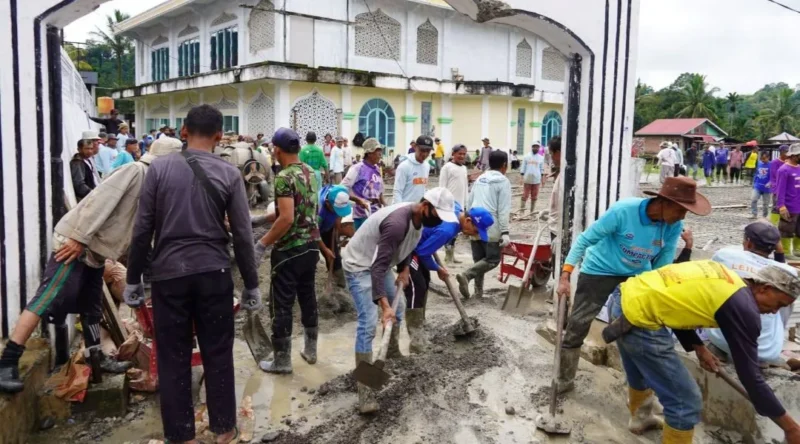 Warga Jorong Baruah Bukik, Nagari Andaleh, Kabupaten Tanah Datar, bergotong royong membangun halaman dan lahan parkir Masjid Nurul Falah, Senin (16/2/2026). (Foto: Prokopim Tanah Datar)