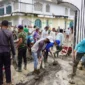 Warga Jorong Baruah Bukik, Nagari Andaleh, Kabupaten Tanah Datar, bergotong royong membangun halaman dan lahan parkir Masjid Nurul Falah, Senin (16/2/2026). (Foto: Prokopim Tanah Datar)