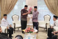 Gubernur Sumbar Mahyeldi Ansharullah menyerahkan rekomendasi Seminar Wakaf Internasional Sumbar kepada Menteri Agama RI di Masjid Istiqlal, Selasa (3/2/2026). (Foto: ADPSB)
