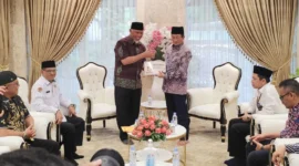 Gubernur Sumbar Mahyeldi Ansharullah menyerahkan rekomendasi Seminar Wakaf Internasional Sumbar kepada Menteri Agama RI di Masjid Istiqlal, Selasa (3/2/2026). (Foto: ADPSB)