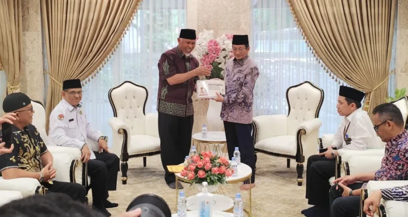 Gubernur Sumbar Mahyeldi Ansharullah menyerahkan rekomendasi Seminar Wakaf Internasional Sumbar kepada Menteri Agama RI di Masjid Istiqlal, Selasa (3/2/2026). (Foto: ADPSB)