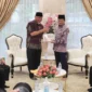Gubernur Sumbar Mahyeldi Ansharullah menyerahkan rekomendasi Seminar Wakaf Internasional Sumbar kepada Menteri Agama RI di Masjid Istiqlal, Selasa (3/2/2026). (Foto: ADPSB)