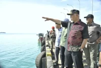 Gubernur Sumbar Mahyeldi meninjau Dermaga Pelabuhan Teluk Tapang di Kabupaten Pasaman Barat, Jumat (13/2/2026). (Foto: ADPSB)