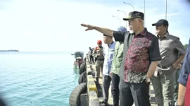 Gubernur Sumbar Mahyeldi meninjau Dermaga Pelabuhan Teluk Tapang di Kabupaten Pasaman Barat, Jumat (13/2/2026). (Foto: ADPSB)