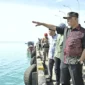 Gubernur Sumbar Mahyeldi meninjau Dermaga Pelabuhan Teluk Tapang di Kabupaten Pasaman Barat, Jumat (13/2/2026). (Foto: ADPSB)