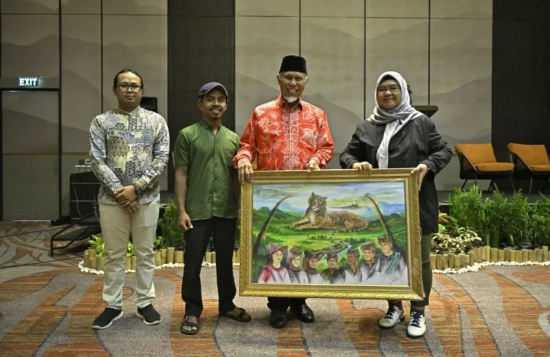 Gubernur Sumbar Mahyeldi saat Seminar Nasional Tata Kelola Lingkungan Berbasis Kearifan Lokal Nagari di Hotel Santika Padang, Kamis (12/2/2026). (Foto: ADPSB)