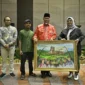 Gubernur Sumbar Mahyeldi saat Seminar Nasional Tata Kelola Lingkungan Berbasis Kearifan Lokal Nagari di Hotel Santika Padang, Kamis (12/2/2026). (Foto: ADPSB)