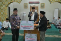 Gubernur Sumbar Mahyeldi menyerahkan bantuan untuk Masjid Nurul Huda Panganak, Kelurahan Puhun Pintu Kabun, Bukittinggi dalam Safari Ramadan 1447 Hijriah Jumat (27/2/2026). (Foto: ADPSB)