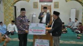 Gubernur Sumbar Mahyeldi menyerahkan bantuan untuk Masjid Nurul Huda Panganak, Kelurahan Puhun Pintu Kabun, Bukittinggi dalam Safari Ramadan 1447 Hijriah Jumat (27/2/2026). (Foto: ADPSB)